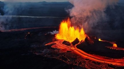 Горячие снимки: вулканическая лава в объективе фотографа (Фото) 
