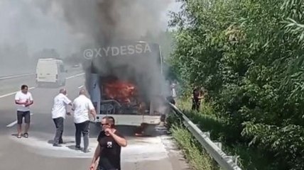 На трасі "Одеса-Київ" загорівся автобус з пасажирами (відео)