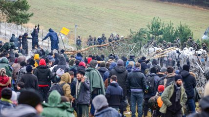 Беларусь атакует Польшу мигрантами: Варшава отправила военных (видео)