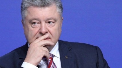 Порошенко у Раді поклав лікоть на Конституцію України