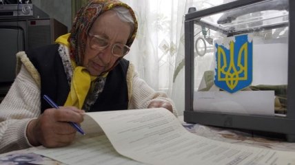 Почти 1 млн украинцев проголосовали дома 