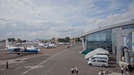 Аэропорт "Киев" закрыт из-за ЧП с самолетом