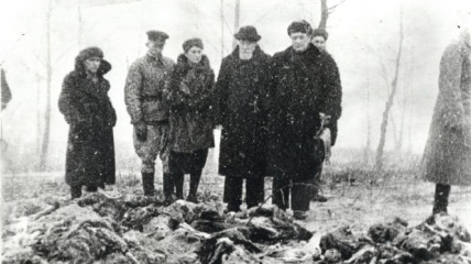 Фотографія розкопаних останків жертв Бабиного Яру