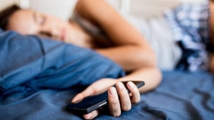 Ученые выяснили, почему спать с телефоном смертельно опасно
