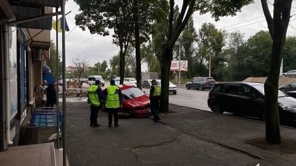 В Кривом Роге беременную на тротуаре сбила легковушка: женщину спасти не удалось (видео)