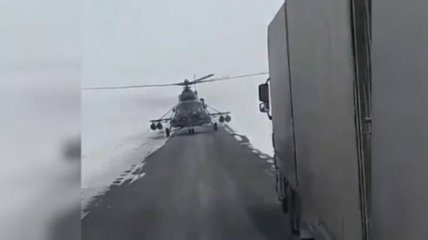 В Казахстане пилот посадил вертолет на дорогу, чтобы узнать куда лететь (Видео)