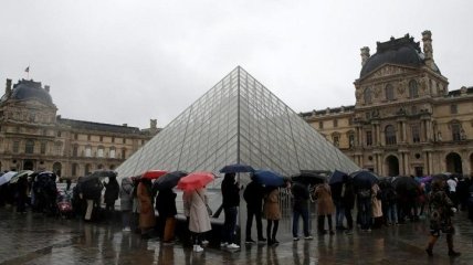 Співробітники Лувру та паризького театру страйкують