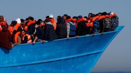 Иммигранты в Италии объявили голодовку на борту судна