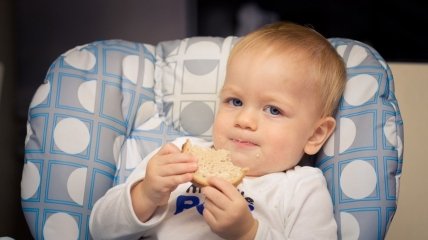 Как научить ребенка есть твердую пищу: 7 мамских советов