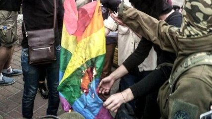 Правые активисты сожгли ЛГБТ-флаг возле полицейского участка