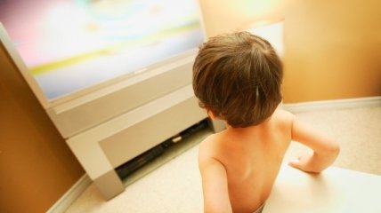 Ребенок и телевизор: правила для детей до трех лет