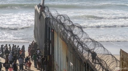 "Мексиканская стена": Пентагон заключил контракты с двумя компаниями