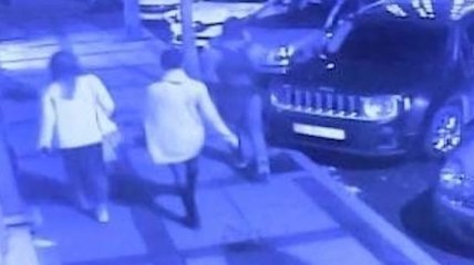 В Турции сборщик мусора с ножом набросился на российских туристов (видео 18+)