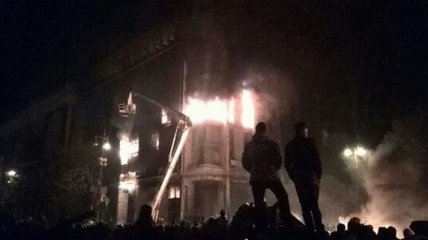 Из охваченного огнем Дома профсоюзов спасены 30 человек