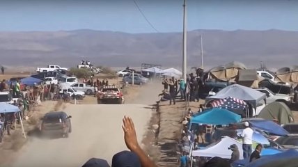 Гонщик чудом избежал лобового столкновения на ралли-рейде в Мексике (Видео)