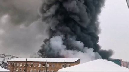 Кровля обрушилась на спасателей при тушении пожара на складе в Красноярске (видео)