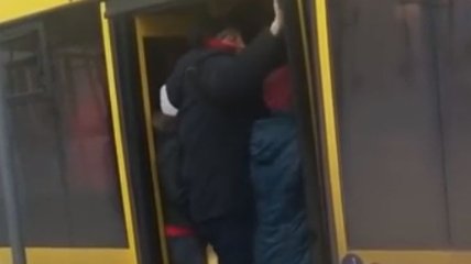 "Задохнусь, но поеду": как киевляне пытаются втиснуться в переполненный автобус 