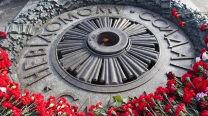 Сегодня Порошенко возложит цветы к могиле Неизвестного солдата