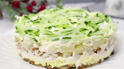 Салат з копченою куркою, сиром та ананасом