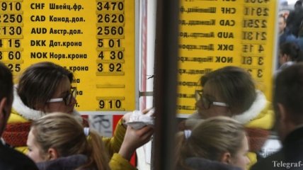 Яценюк: Валюту покупают для спекулятивных целей