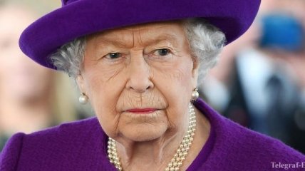 "Мы не удивлены": появились фото грустной королевы Елизаветы II за рулем авто (Фото)