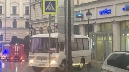 В Москве мужчина захватил здание банка и угрожает произвести взрыв