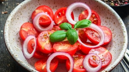 Простий салат з помідорів