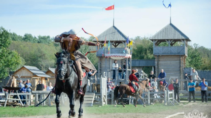 Грандиозное событие осени:«Парк Киевская Русь» приглашает на международный фестиваль конных боевых искусств «Скифы»