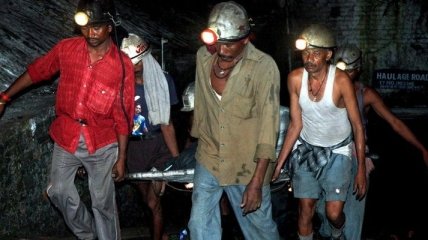 Сотни шахтеров в Индии заблокированы под землей