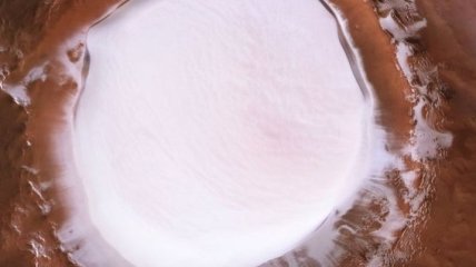 Mars Express передал снимки заполненного льдом кратера
