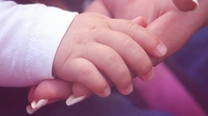 Исследователи выяснили, почему дети спокойнее на руках