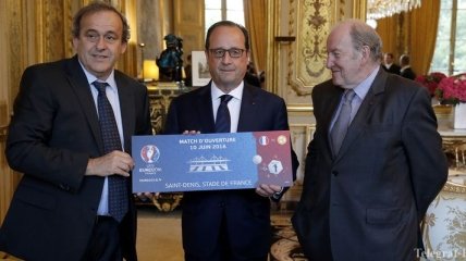 Платини вручил президенту Франции первый билет на Евро-2016