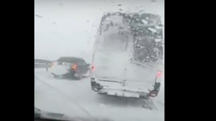 Трассу в Крыму парализовал сильный снегопад: видео коллапса попало в сеть