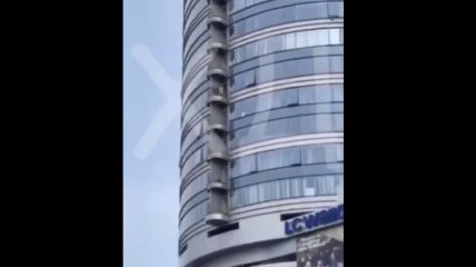 Пара средь бела дня занялась сексом на балконе отеля: пикантное видео из Днепра попало в сеть