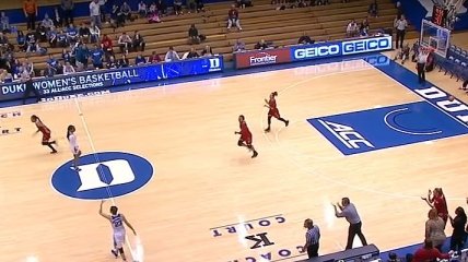 Забавный случай в женском баскетболе (Видео)