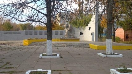 Пам’ятник знаходиться у Дергачах під Харковом