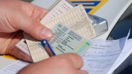По всей Украине водители не могут получить права или документы на машину: за это им грозит штраф