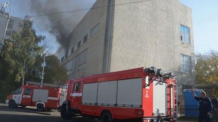 В центре Киева горит завод 