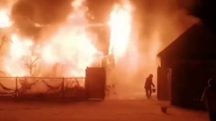 Огонь охватил все здание: появилось видео смертельного пожара в доме престарелых