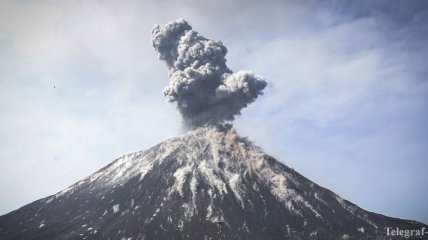 AFP: В Индонезии с вулкана Ринджани эвакуировали более 500 туристов