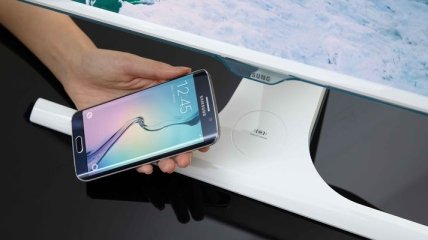 Samsung презентовала монитор с беспроводным зарядным устройством