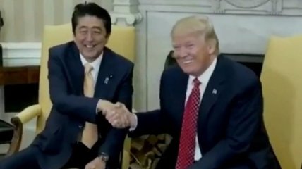 Длительное рукопожатие: Трамп 19 секунд сжимал руку премьера Японии