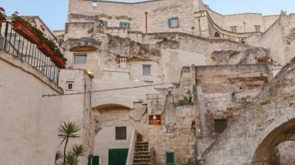 Уникальный итальянский отель в скале (Фото)