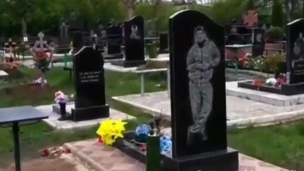 "Молодусенькие такие были, все ушли": жители Донбасса сняли на видео кладбище боевиков