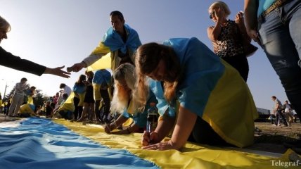 В Мариуполе составили километровый флаг