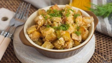 Рецепт дня: тушеная картошка с луком, в сметане