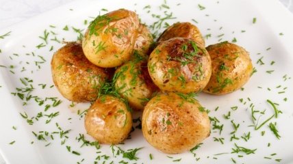 Вкусный и полезный молодой картофель с чесноком в духовке