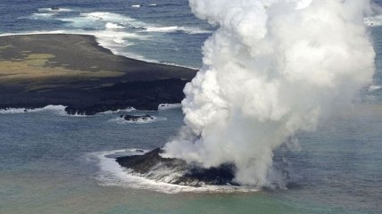 Новый остров, который появился в Японии Из-за извержения вулкана стремительно растет. 