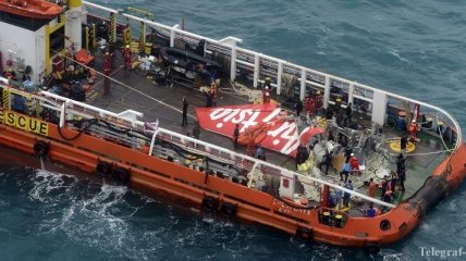Спасатели возобновили операцию по подъему фюзеляжа самолета AirAsia