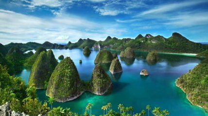 Індонезія складається з понад 13 тисяч островів